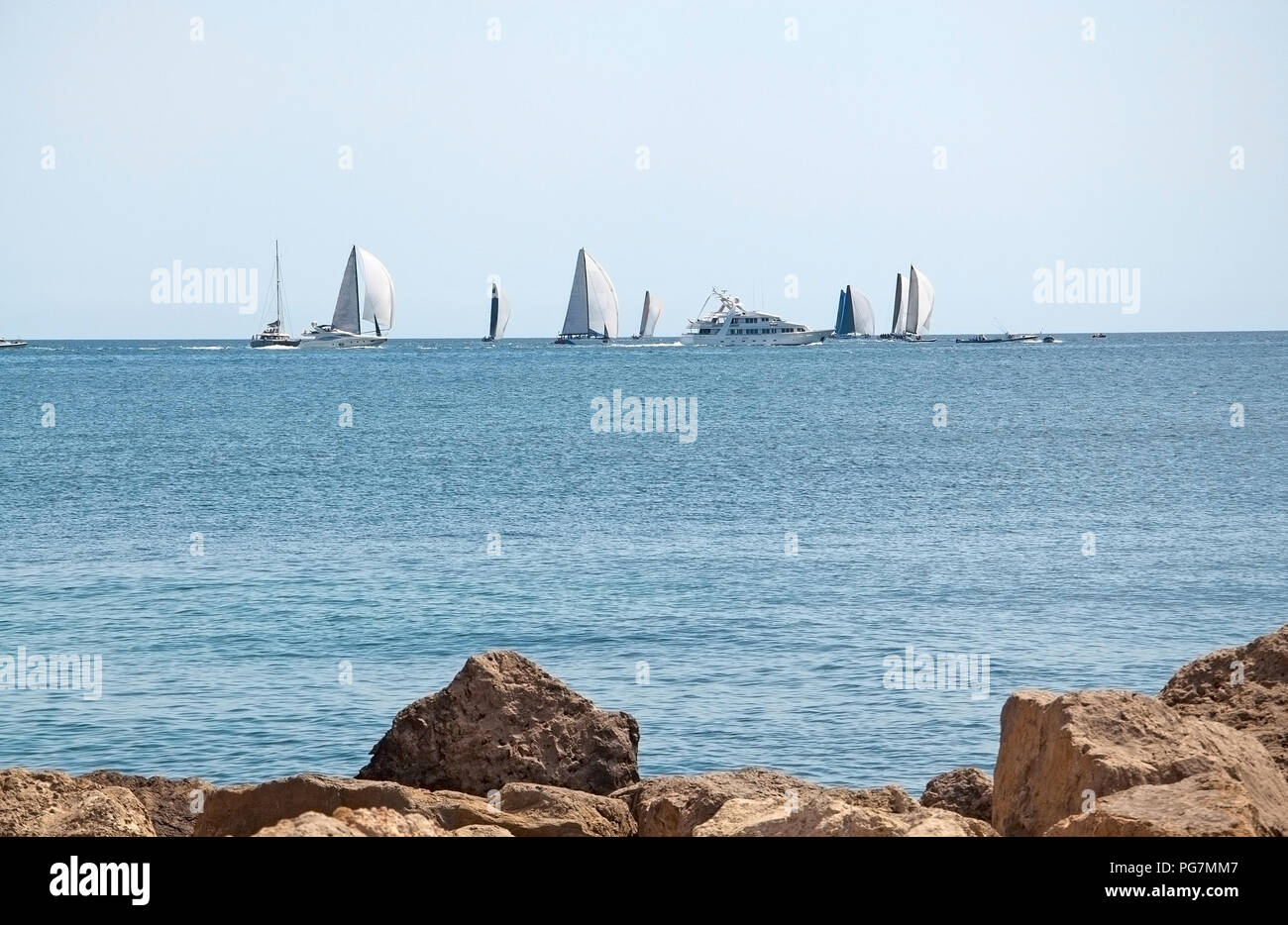 Beau paysage côtier avec régate de voile et les roches à Mallorca, Espagne Banque D'Images