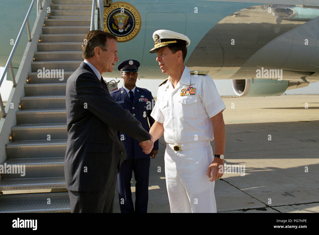 Le président américain George H. W. Bush accueilli à Miramar NAS par l'US Navy (USN) Le Contre-amiral (cam) Paul W. Parcelle 9 14 1992 Banque D'Images