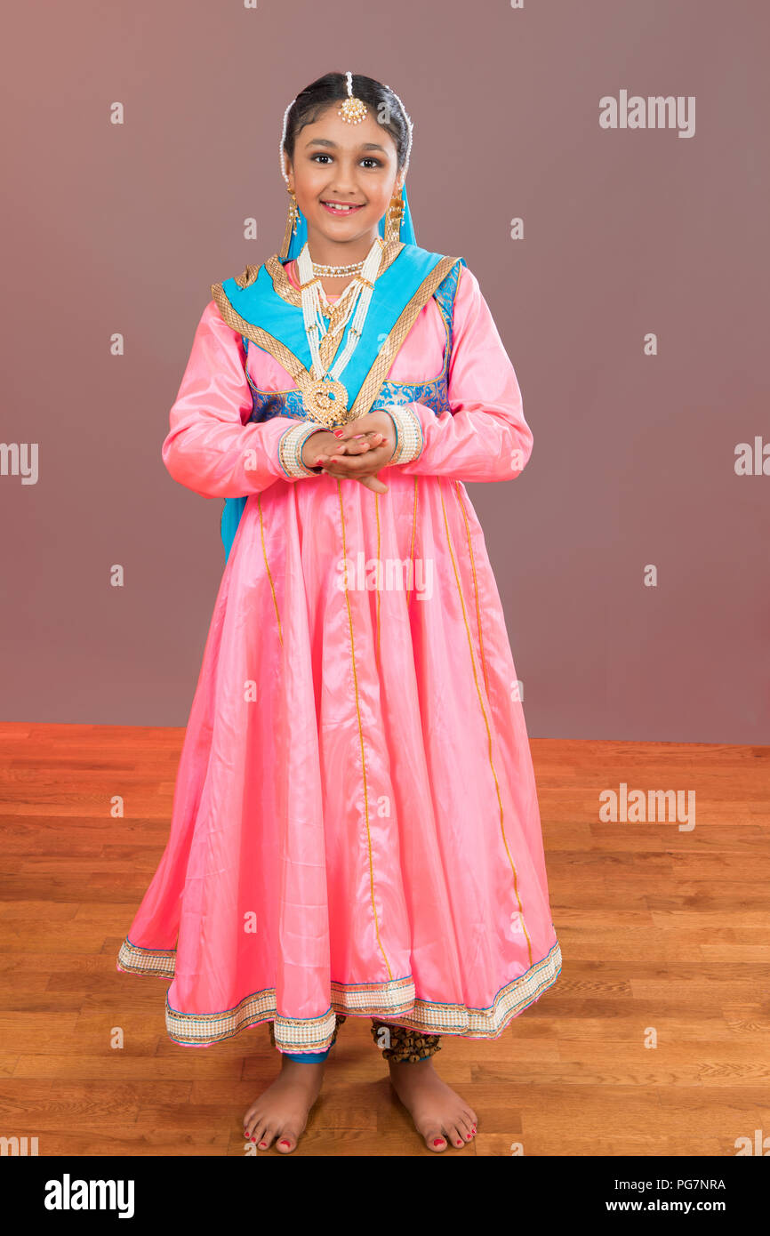 Portrait d'une jeune danseuse classique indienne Kathak en costume Banque D'Images
