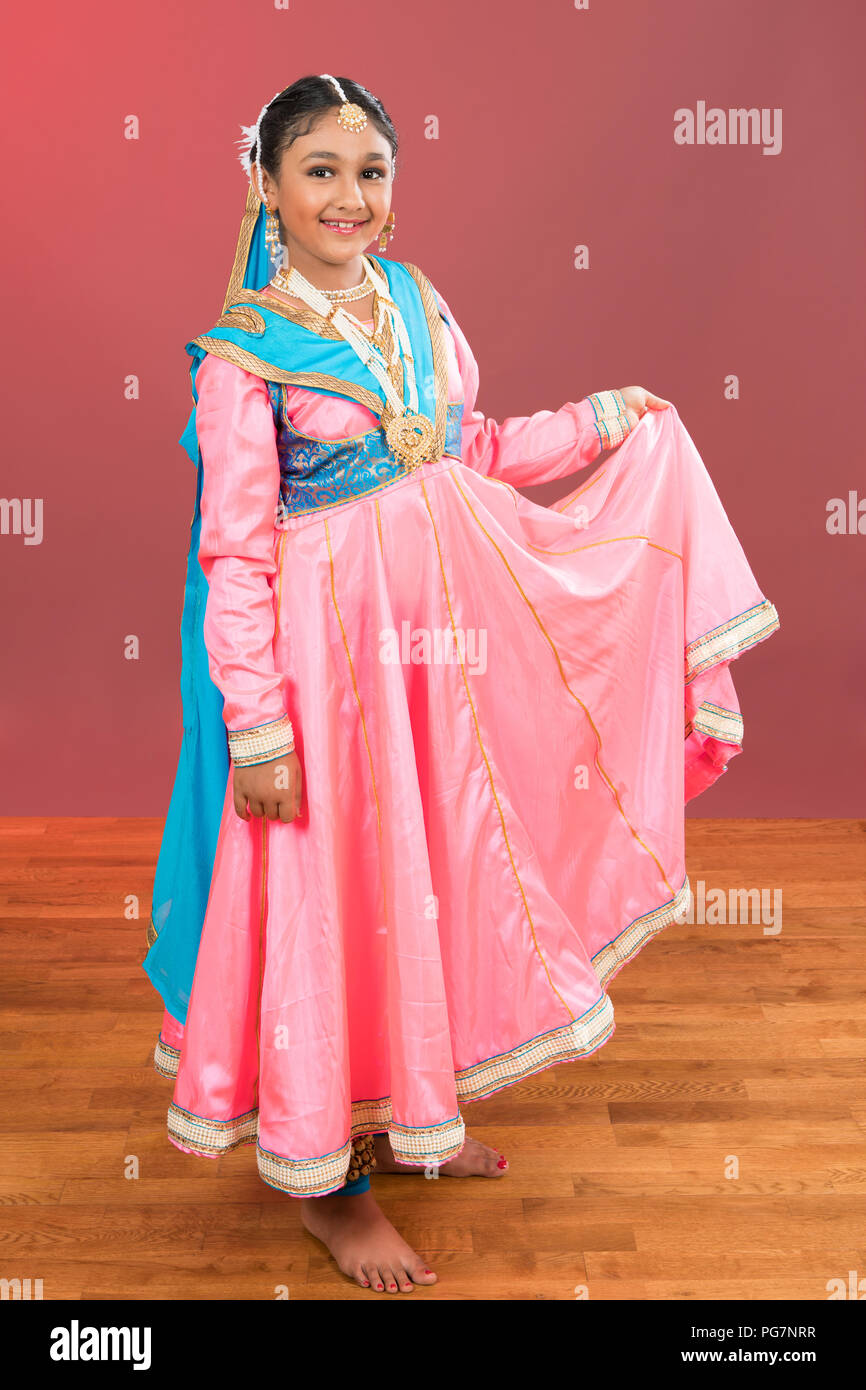 Portrait d'une jeune danseuse classique indienne Kathak en costume Banque D'Images