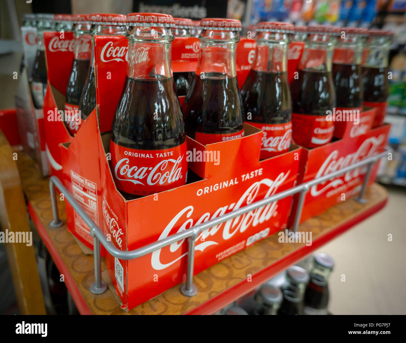 Mini-packs de six bouteilles de Coca-Cola dans un supermarché de New York vendredi, 17 août, 2018. (© Richard B. Levine) Banque D'Images