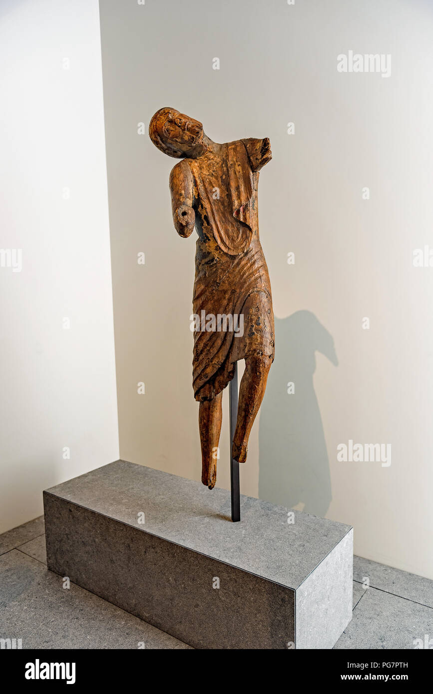 Une statue en bois de Joseph d'Arimathie ca.1200 dans le Louvre Abu Dhabi, UAE. Banque D'Images