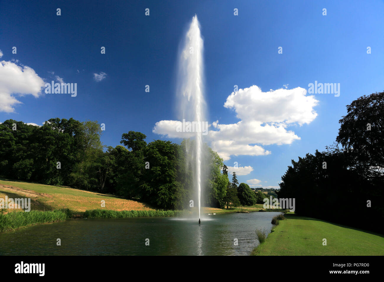 Vue d'été de la fontaine d'eau à la maison et les jardins, Stanway village Stanway, Gloucestershire, Cotswolds, en Angleterre Banque D'Images