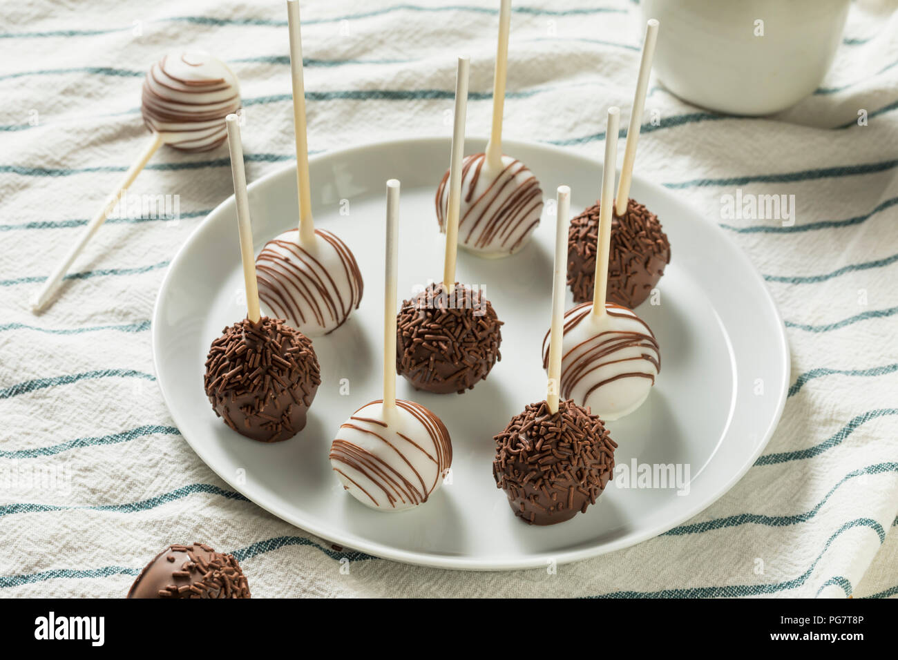 Au chocolat maison sucré et la vanille Cake Pops sur une plaque Banque D'Images