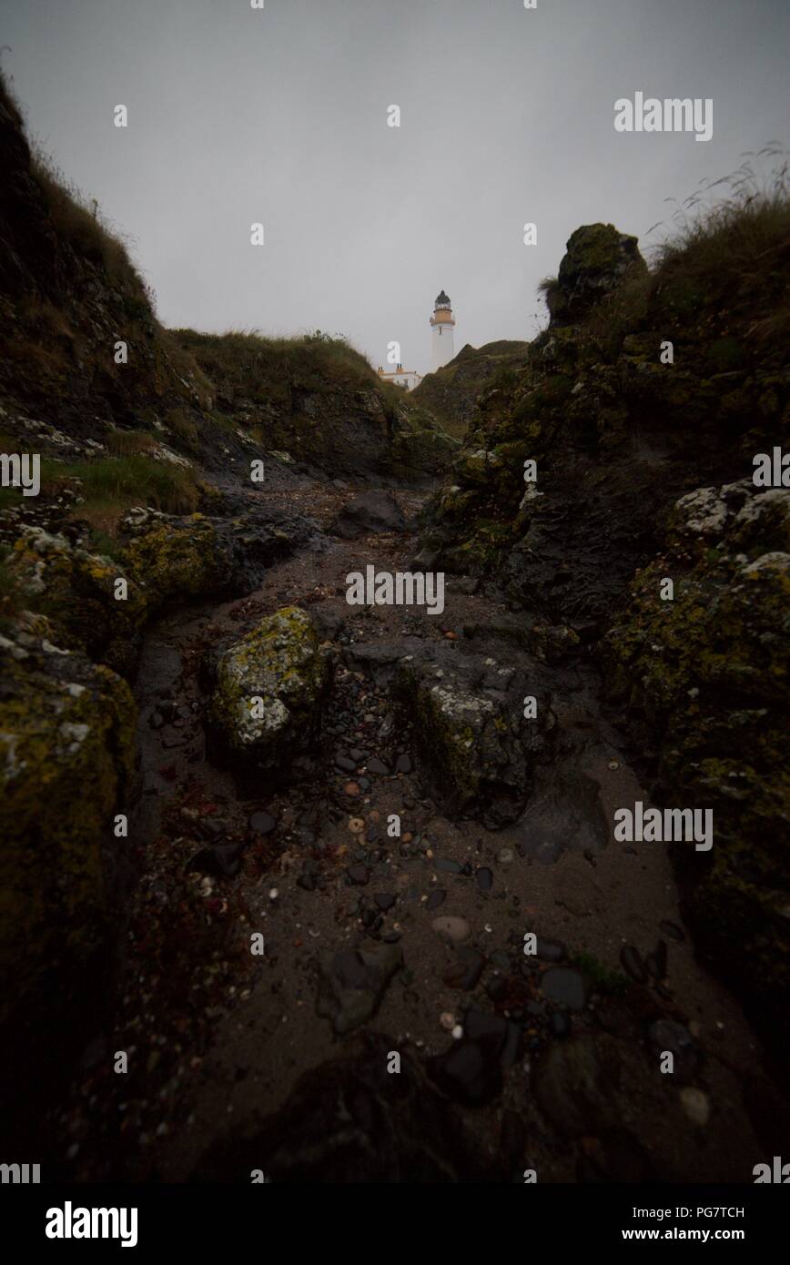 Phare de Turnberry vu de la plage rocheuse au-dessous (Trump Turnberry, Ayrshire) Banque D'Images