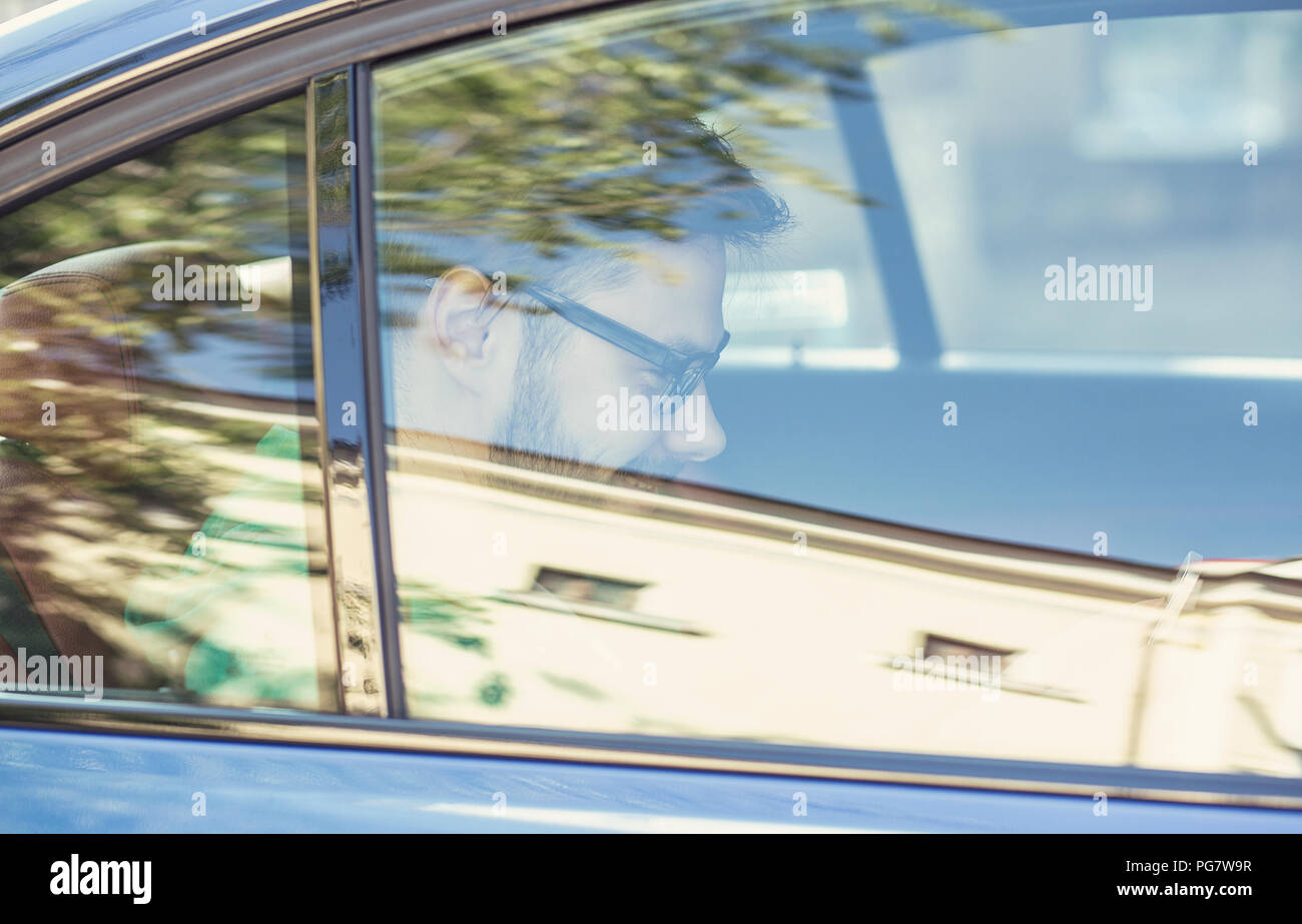 Heureux homme assis sur une voiture Banque de photographies et d’images ...