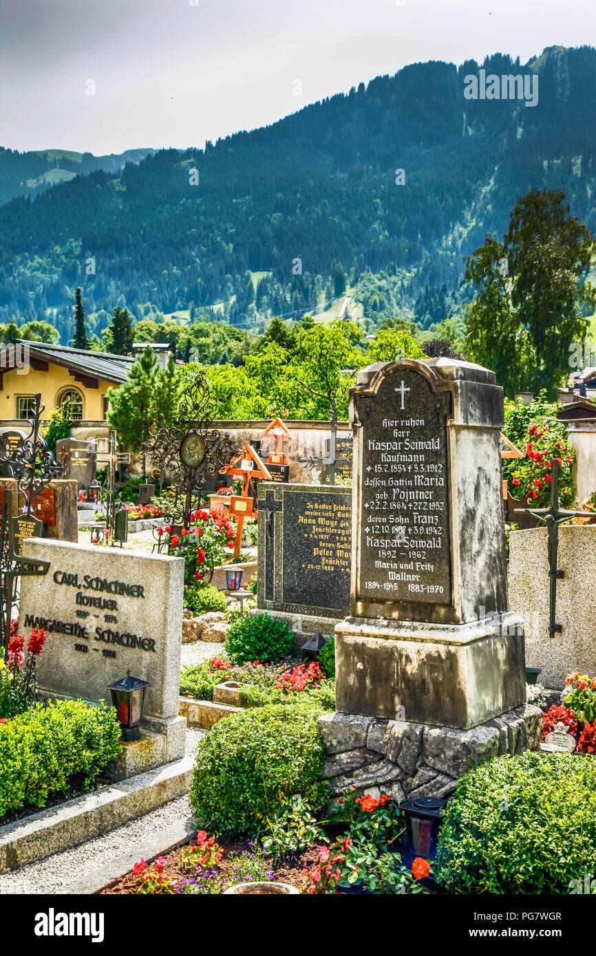 Un beau cimetière par l'église de André l'Apôtre, donnant sur une prairie alpine à Kitzbuhel, Autriche Banque D'Images