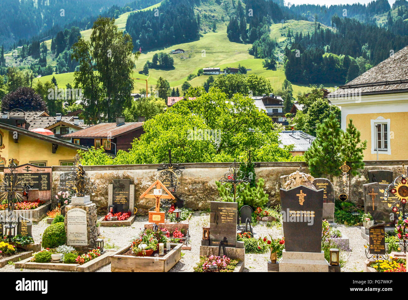 Un beau cimetière donnant sur une prairie alpine à Kitzbuhel, Autriche Banque D'Images