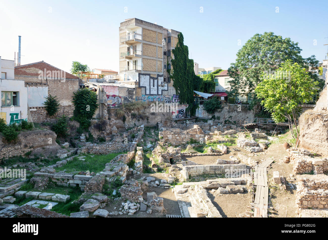 Grèce, Athènes, Attique, site de fouilles anciennes entre les maisons modernes Banque D'Images