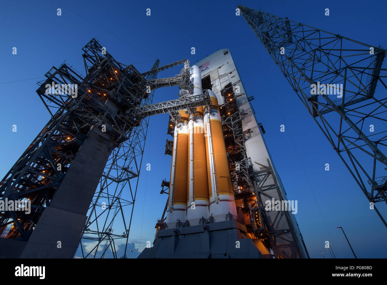 L'Alliance Lancement fusée Delta IV heavy transportant la sonde de la NASA Solar Parker est préparé pour son lancement à la tour de service mobile est annulée au complexe de lancement 37 aérienne de Cap Canaveral le 11 août 2018 à Cape Canaveral, en Floride. La sonde solaire Parker est la toute première mission dans une partie de l'atmosphère du Soleil appelé la couronne. Banque D'Images