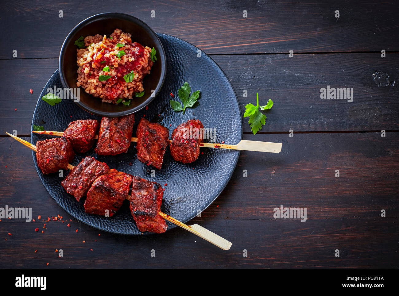 Les brochettes de coeur de boeuf avec salade bulgare Banque D'Images