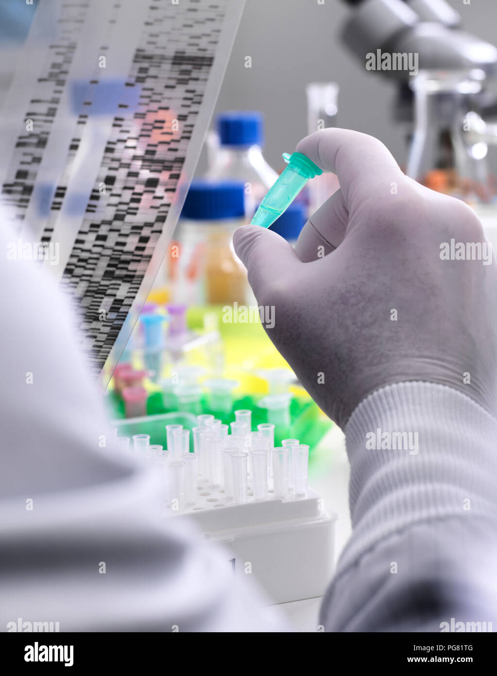 Scientist holding un gel d'ADN, révélant la constitution génétique de l'échantillon dans le flacon Banque D'Images