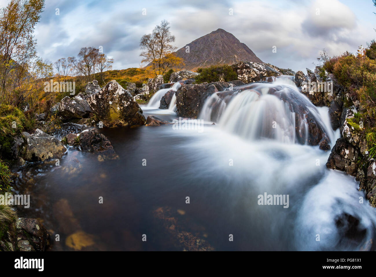 Royaume-uni, Ecosse, Highlands, Buachaille Etive Mor montagne avec cascades on foreground Banque D'Images