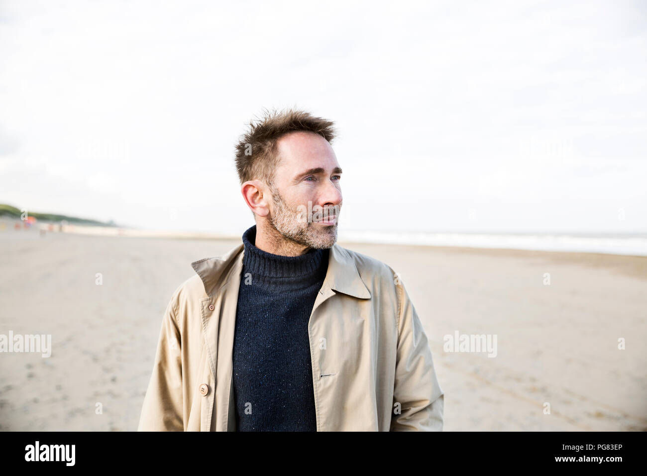 Portrait of smiling man on the beach Banque D'Images