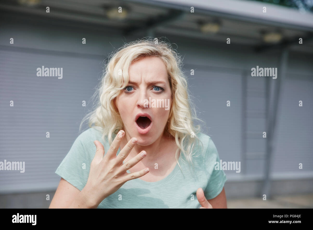 Portrait de choqué woman outdoors Banque D'Images