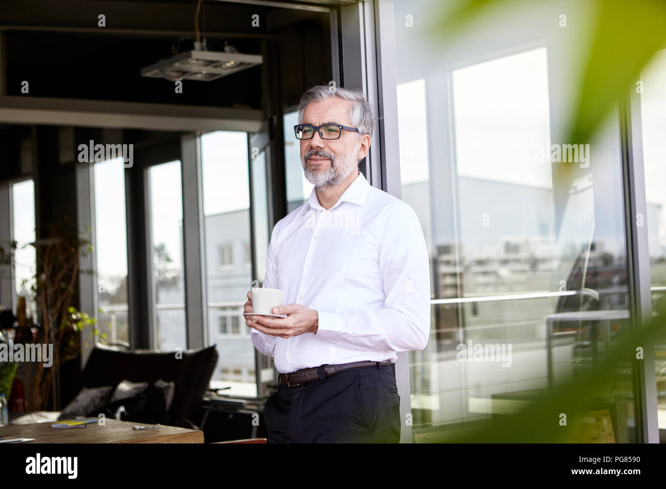 Woman porte française avec tasse de café Banque D'Images