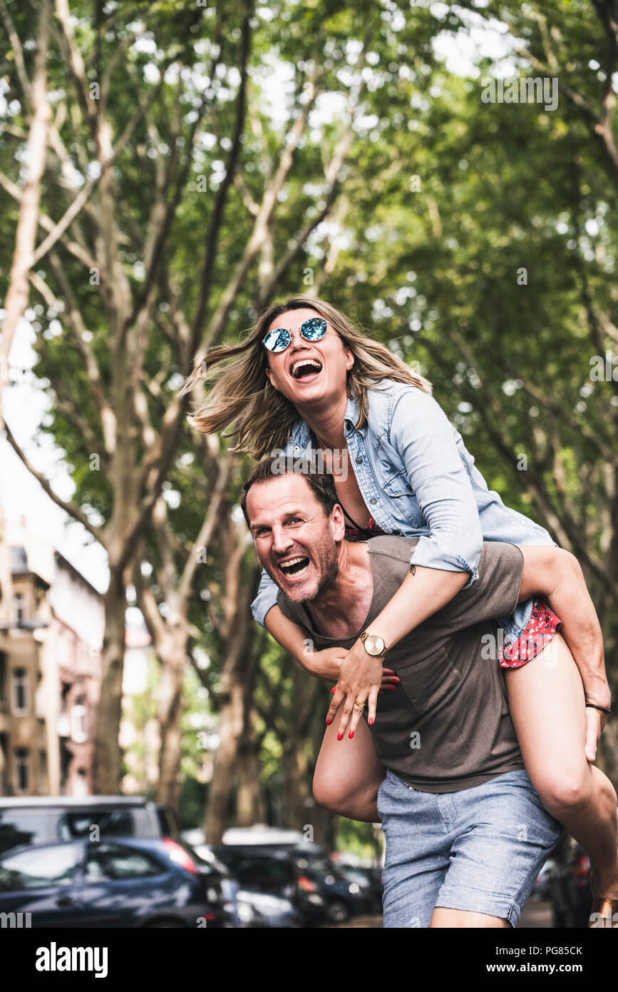Portrait de carefree couple outdoors Banque D'Images