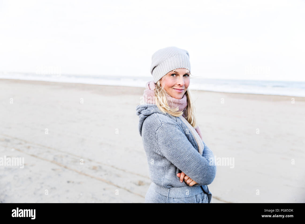 Portrait of smiling woman on the beach Banque D'Images