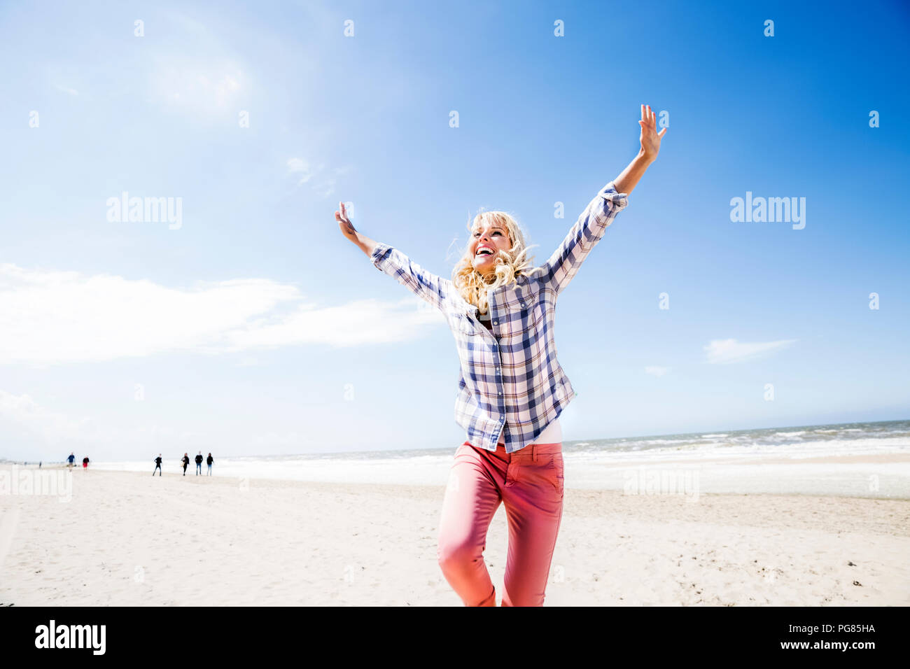 Carefree woman on the beach Banque D'Images