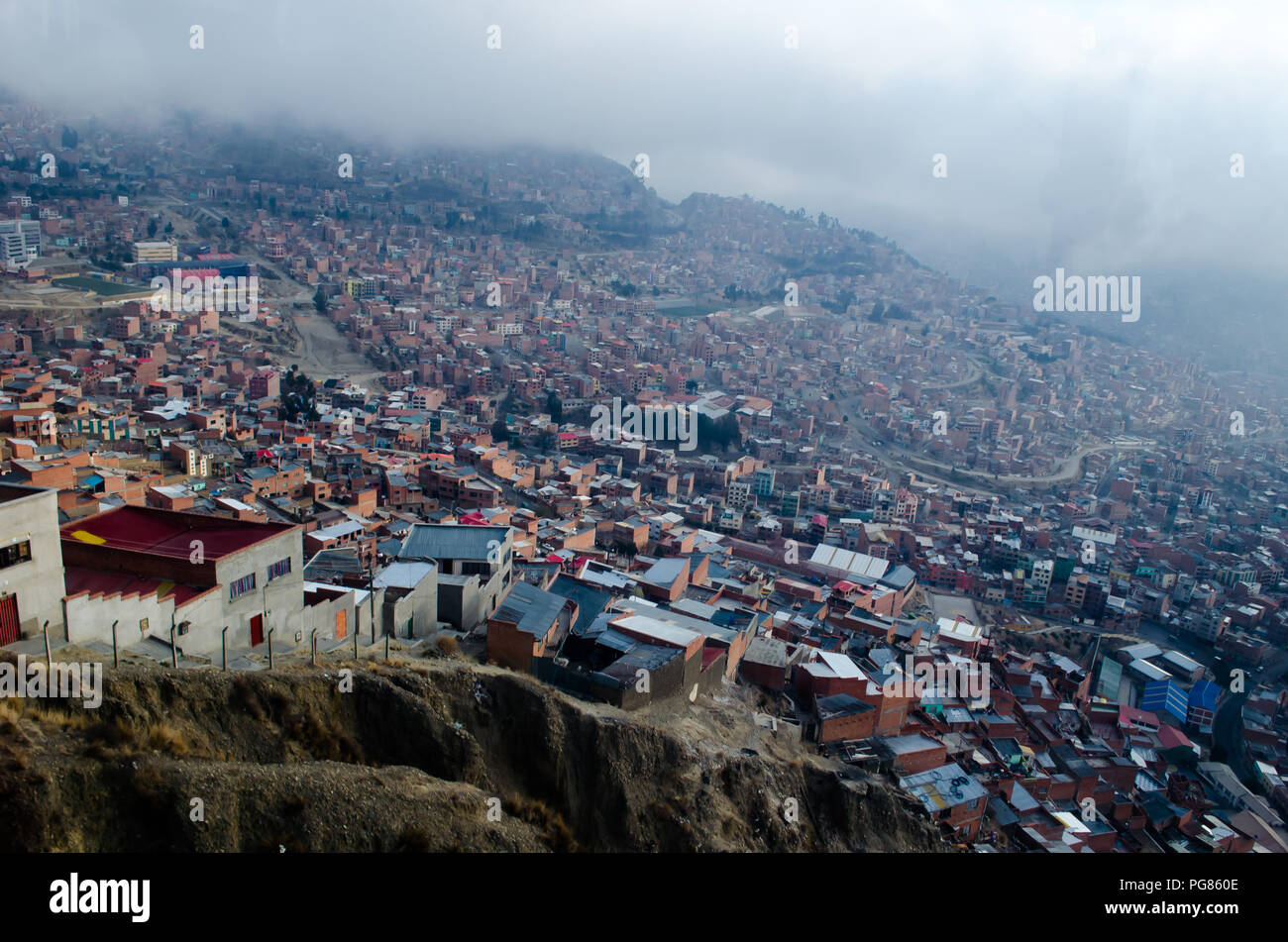 La Paz comme vu en voyageant dans le téléphérique rouge Banque D'Images