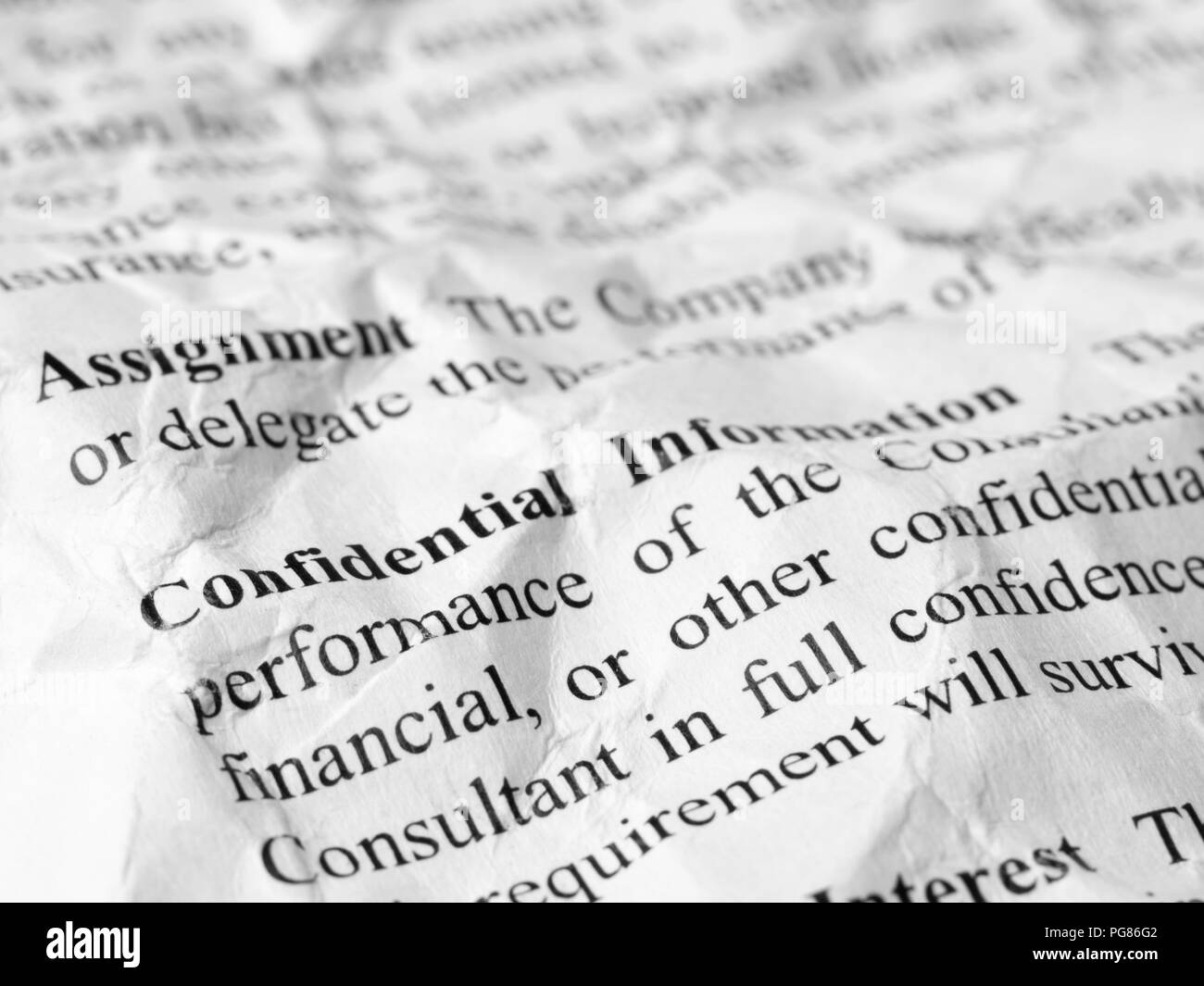 Still Life close up shot d'informations confidentielles sur message mot froissé papier froissé et contrat Banque D'Images