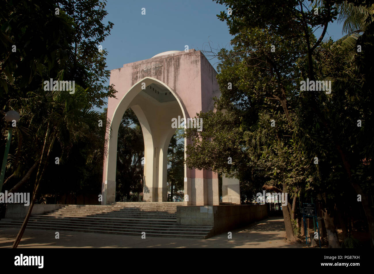 Un mémorial à Bahadur Shah Park ou le parc Victoria à Old Dhaka, Bangladesh. C'est un mémorial de guerre et un hommage aux martyrs qui ont combattu dans la première l Banque D'Images