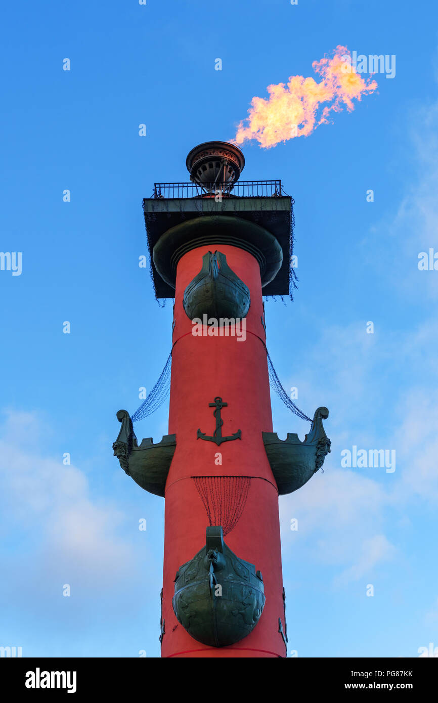 La colonne rostrale avec le feu sur l'île Vassilievski Spit Strelka en Saint Petersburg, Russie Banque D'Images