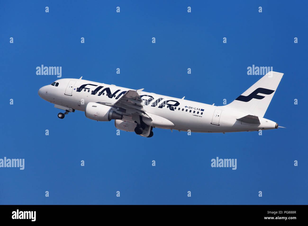 Barcelone, Espagne - 21 août 2018 : Finnair Airbus A319 qui décolle de l'aéroport El Prat de Barcelone, Espagne. Banque D'Images