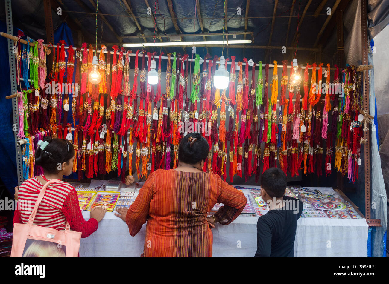 Shopping pour les femmes à Vasco Saptah Rakhi en avant de Raksha Bandhan festival en Inde. Banque D'Images