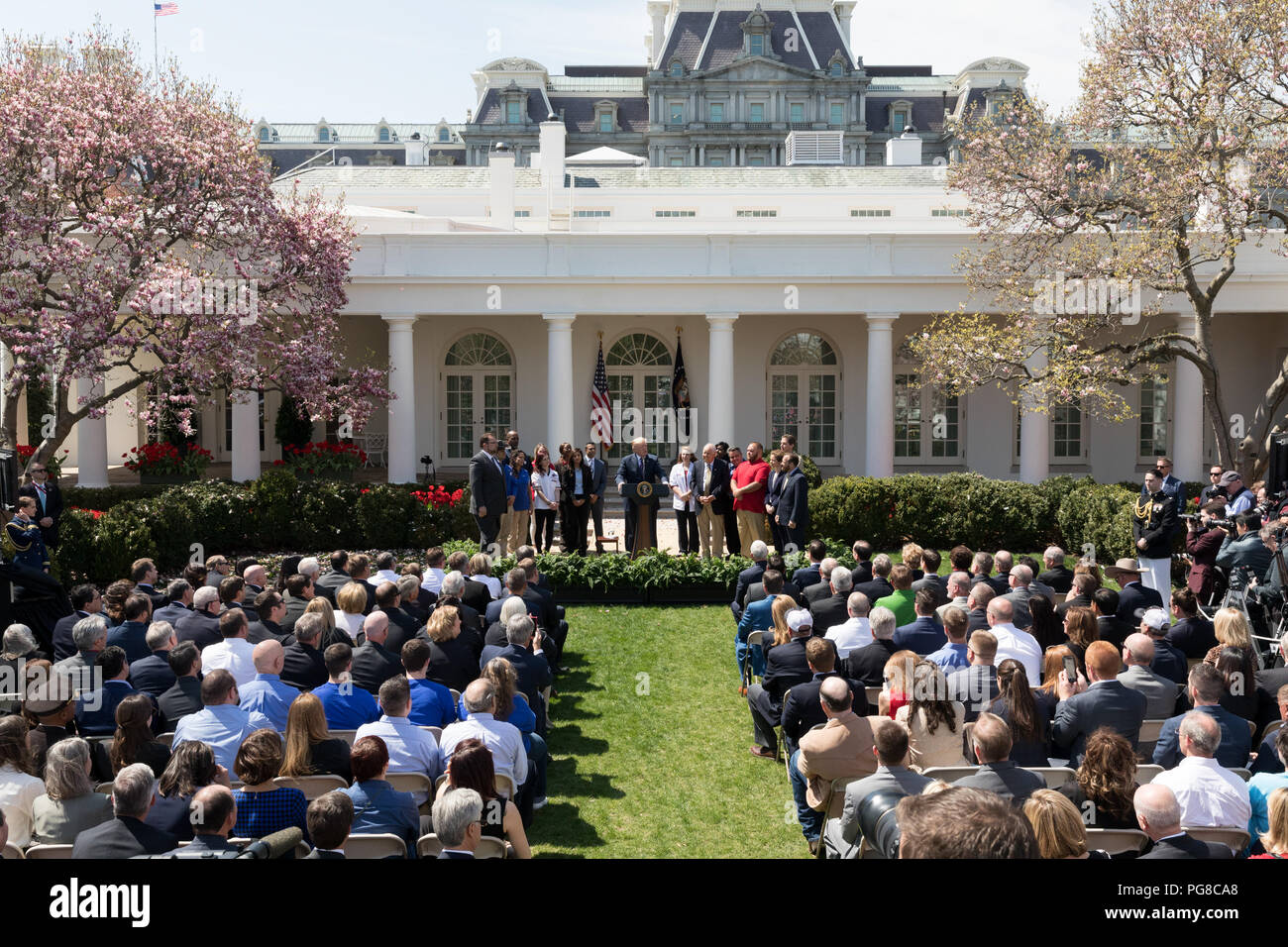 Le président Donald J. Trump, rejoint par le Vice-président Mike Pence, prononce une allocution sur les réductions d'impôt pour les travailleurs américains dans la roseraie de la Maison Blanche, le jeudi 12 avril 2018, à Washington, D.C. Photo du jour 13 Avril 2018 Banque D'Images