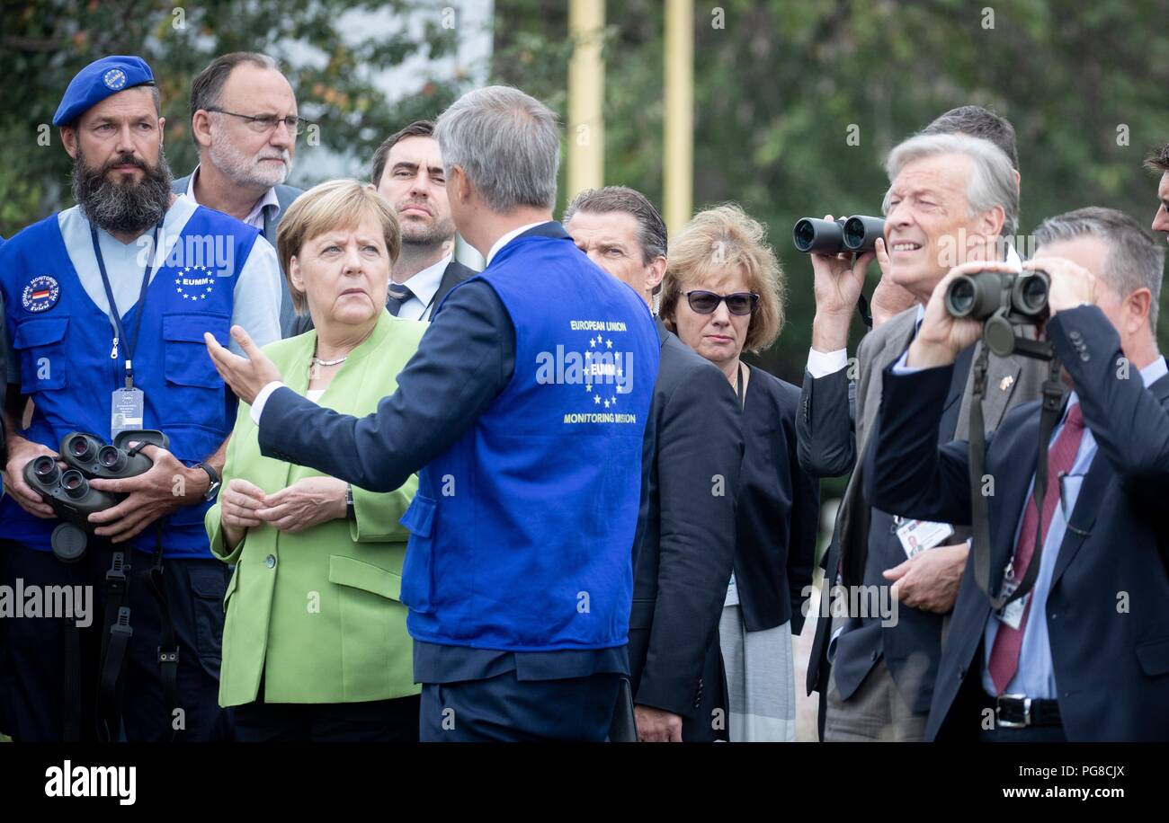 Odzisi, la Géorgie. Août 24, 2018. La chancelière Angela Merkel (CDU) des visites de la ligne frontière administrative pour l'Abkhazie et l'Ossétie avec Eric Hoeg (M), chef de la mission européenne d'observation EUMM, Armin-Paulus Hampel (2.vr), membre de l'AfD, Bundestag et Albert Weiler (r), député CDU du Bundestag. Le Chancelier fédéral se rendra à l'ex-républiques soviétiques de Géorgie, l'Arménie et l'Azerbaïdjan jusqu'au 25 août 2018. Credit : Kay Nietfeld/dpa/Alamy Live News Banque D'Images