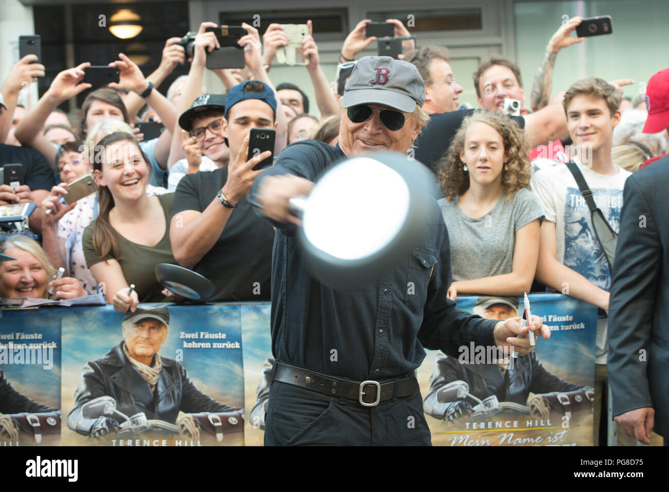 Manger, Deutschland. Août 23, 2018. Terence Hill, ITA/USA, acteur, donne des autographes et fait selphies pour les fans, qui posent avec une poêle, sur le tapis rouge, Tapis Rouge Show, film premiere 'Mon nom est quelqu'un', 23.08.2018, dans la Lichtburg à Essen, l'utilisation de crédit dans le monde entier | : dpa/Alamy Live News Banque D'Images