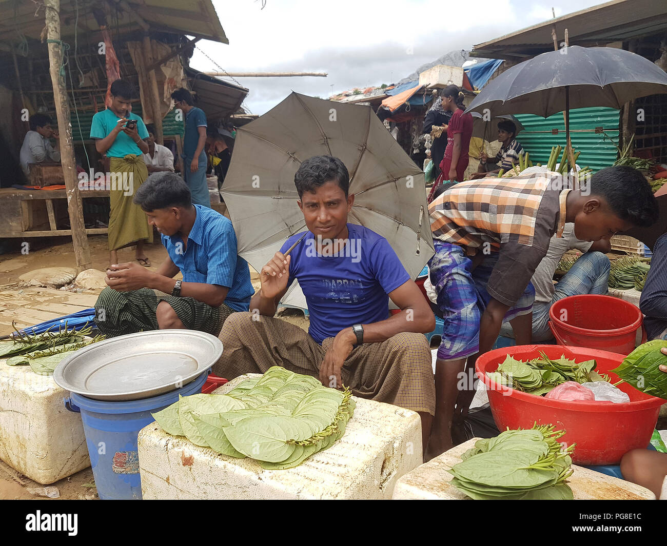 13 août 2018, Bangladesh, Cox's Bazar : vendre Rohingya dans le plus peuplé et le camp de réfugiés de forte densité de population dans le monde, Kutupalong-Balukhali, feuilles de bétel, des palmiers. Photo : Nick Kaiser/dpa Banque D'Images