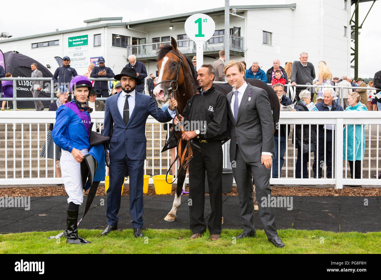 Ffos Las Hippodrome, Trimsaran, Pays de Galles, Royaume-Uni. Vendredi 24 août 2018. Nicky Mackay avec Palavecino, vainqueur du O'Brien & Partners/EBF Novice Stakes (race 2) Credit : Gruffydd Thomas/Alamy Live News Banque D'Images