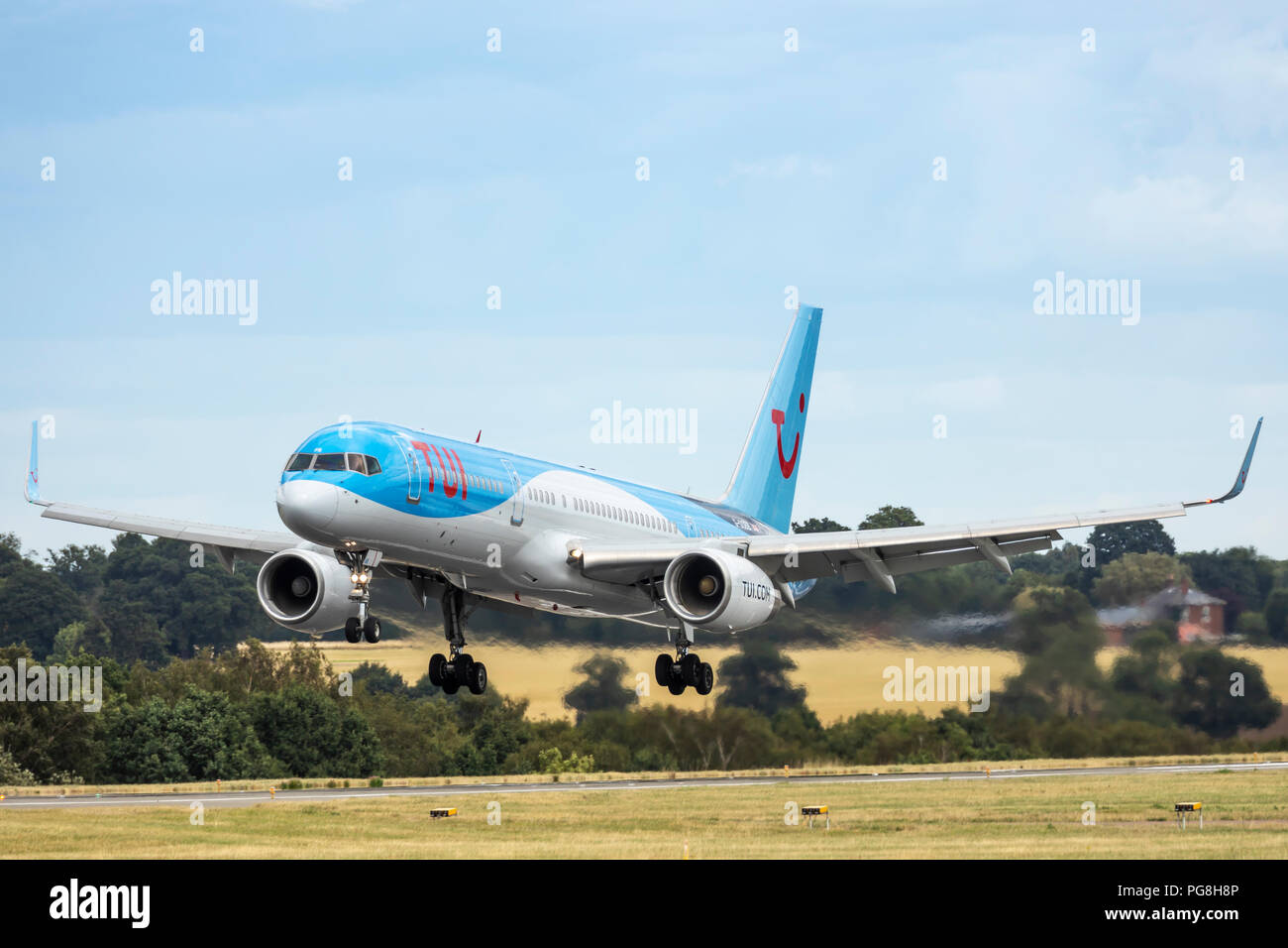 L'aéroport de Luton, Bedfordshire, Royaume-Uni. 24 août, 2018. Avion de Boeing 757 de TUI, à l'atterrissage à l'aéroport de Londres Luton. Credit : Nick Whittle/Alamy Live News Banque D'Images