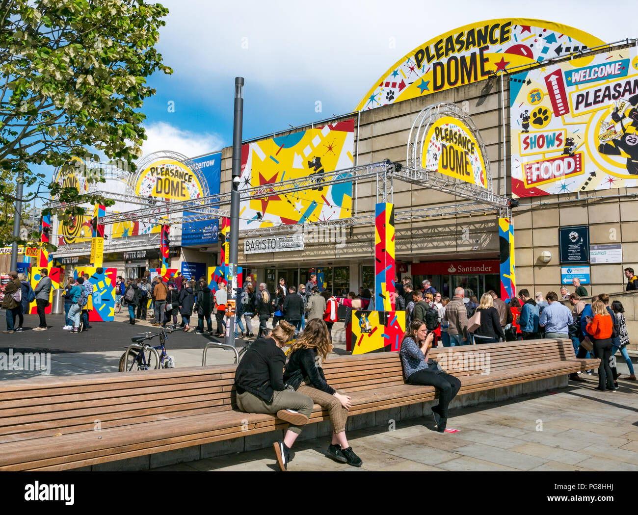 Edinburgh Fringe Festival,, Édimbourg, Écosse, Royaume-Uni. 24 août 2018. Le soleil brille sur les festivaliers. Les gens d'attente pour un spectacle au Pleasance Dome lieu d'exposition à Bristo Square Banque D'Images