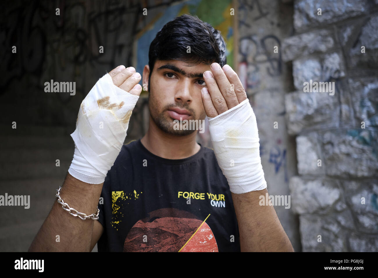 24 août 2018 - L'Europe, Bosnie, Bihac, le 24 août 2018:dans la ville à la frontière avec la Croatie, il y a des centaines de migrants d'origine pakistanais et afghans qui tentent de franchir la frontière, souvent en conflit avec la police croate. Beaucoup d'immigrants sont blessés et privés de leur téléphone portable par la police croate. Ils vivent dans un parc et dans plusieurs bâtiments abandonnés. Credit : Danilo Balducci/ZUMA/Alamy Fil Live News Banque D'Images