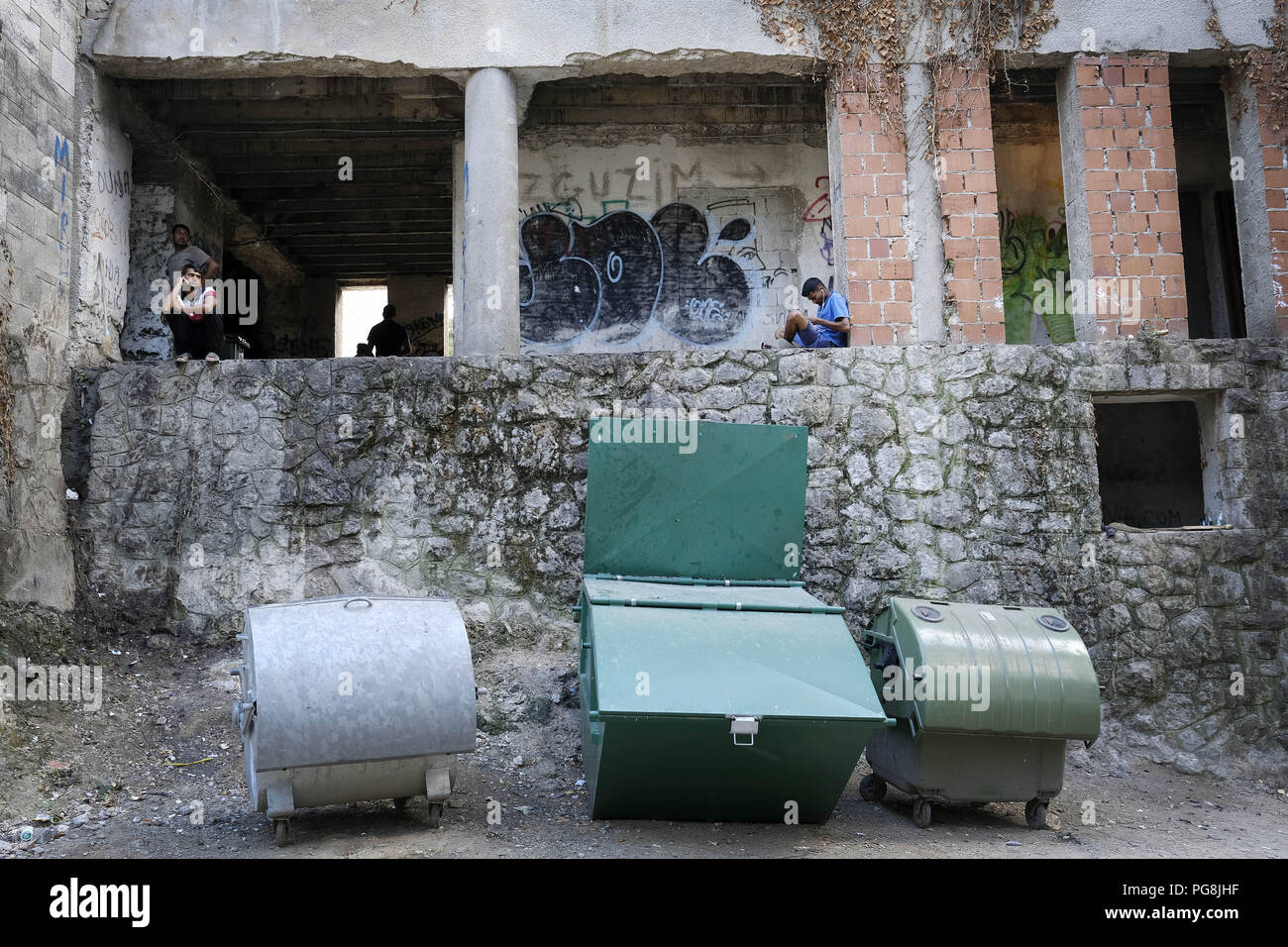 24 août 2018 - L'Europe, Bosnie, Bihac, le 24 août 2018:dans la ville à la frontière avec la Croatie, il y a des centaines de migrants d'origine pakistanais et afghans qui tentent de franchir la frontière, souvent en conflit avec la police croate. Beaucoup d'immigrants sont blessés et privés de leur téléphone portable par la police croate. Ils vivent dans un parc et dans plusieurs bâtiments abandonnés. Credit : Danilo Balducci/ZUMA/Alamy Fil Live News Banque D'Images