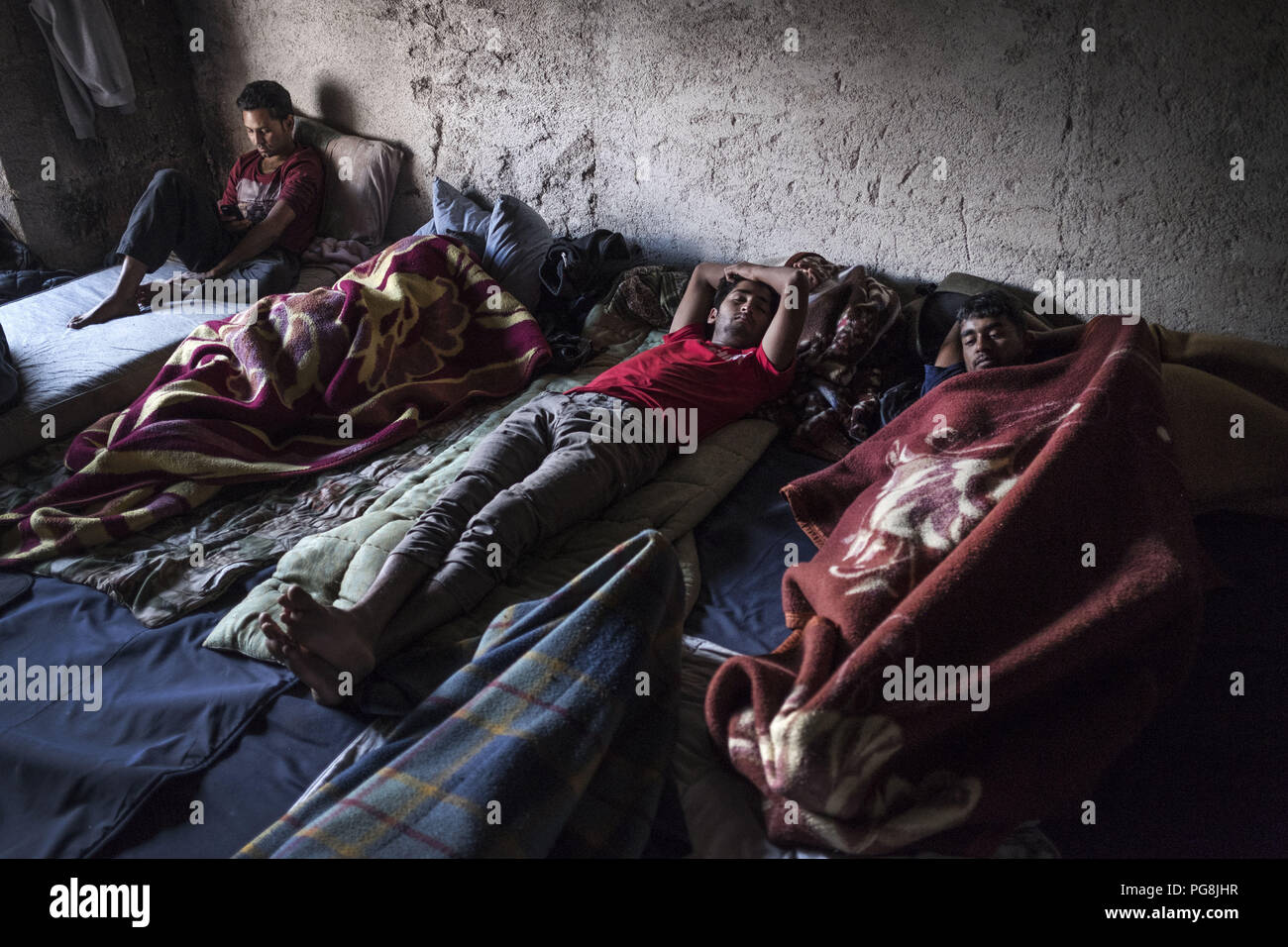 24 août 2018 - L'Europe, Bosnie, Bihac, le 24 août 2018:dans la ville à la frontière avec la Croatie, il y a des centaines de migrants d'origine pakistanais et afghans qui tentent de franchir la frontière, souvent en conflit avec la police croate. Beaucoup d'immigrants sont blessés et privés de leur téléphone portable par la police croate. Ils vivent dans un parc et dans plusieurs bâtiments abandonnés. Credit : Danilo Balducci/ZUMA/Alamy Fil Live News Banque D'Images