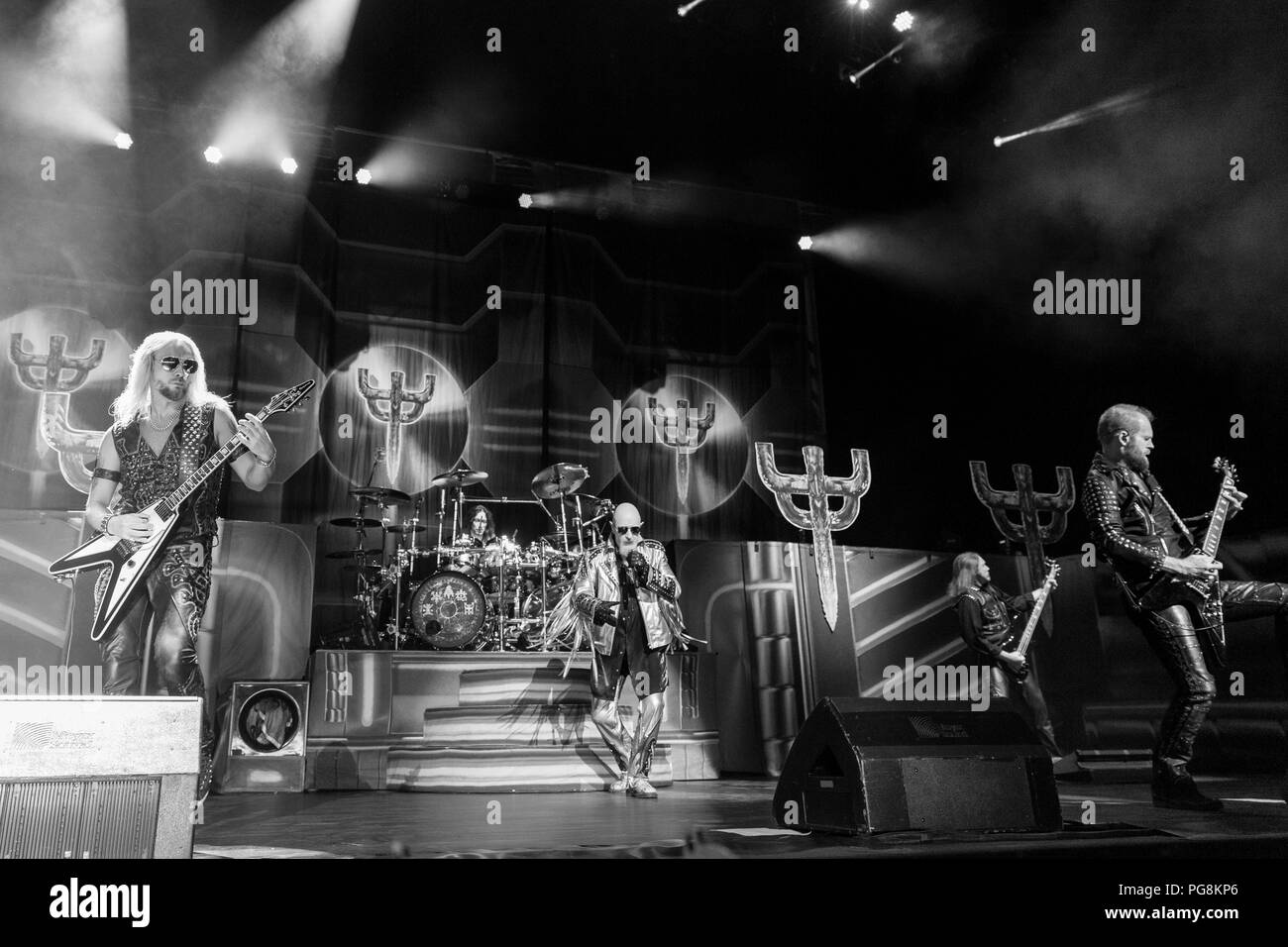 Tinley Park, Illinois, États-Unis. Août 22, 2018. RICHIE FAULKNER, SCOTT TRAVIS, Rob Halford, Ian Hill et ANDY SNEAP de Judas Priest pendant 819 Tour à Hollywood Casino Amphitheatre à Tinley Park, Illinois Crédit : Daniel DeSlover/ZUMA/Alamy Fil Live News Banque D'Images