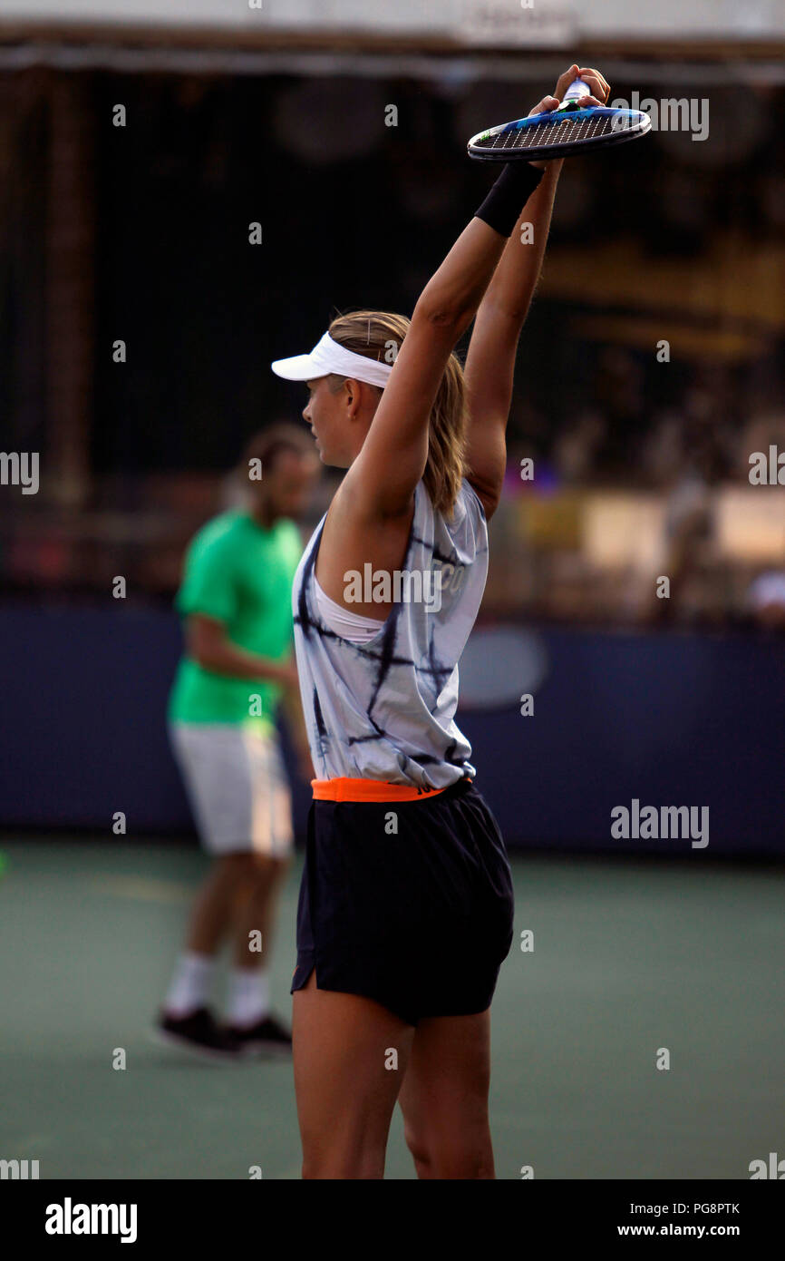 New York, USA, 24 août 2018 - US Open de Tennis : Maria Sharapova, la pratique s'étend tout en pratiquant le aujourd'hui à la Billie Jean King National Tennis Center de Flushing Meadows, New York, que les joueurs prêts pour l'US Open qui débute lundi prochain. Crédit : Adam Stoltman/Alamy Live News Banque D'Images