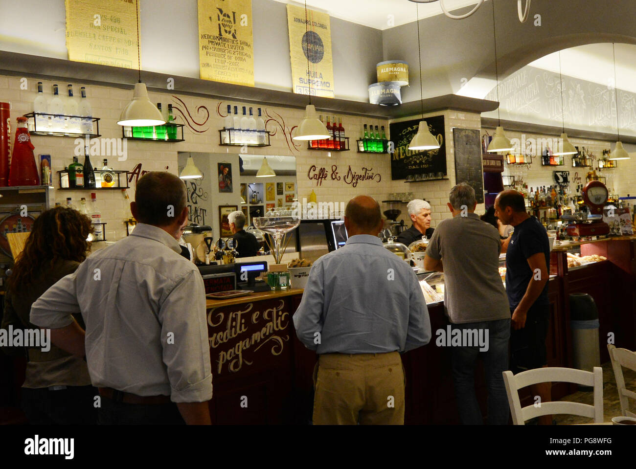 Un espresso bar local à Rome. Banque D'Images