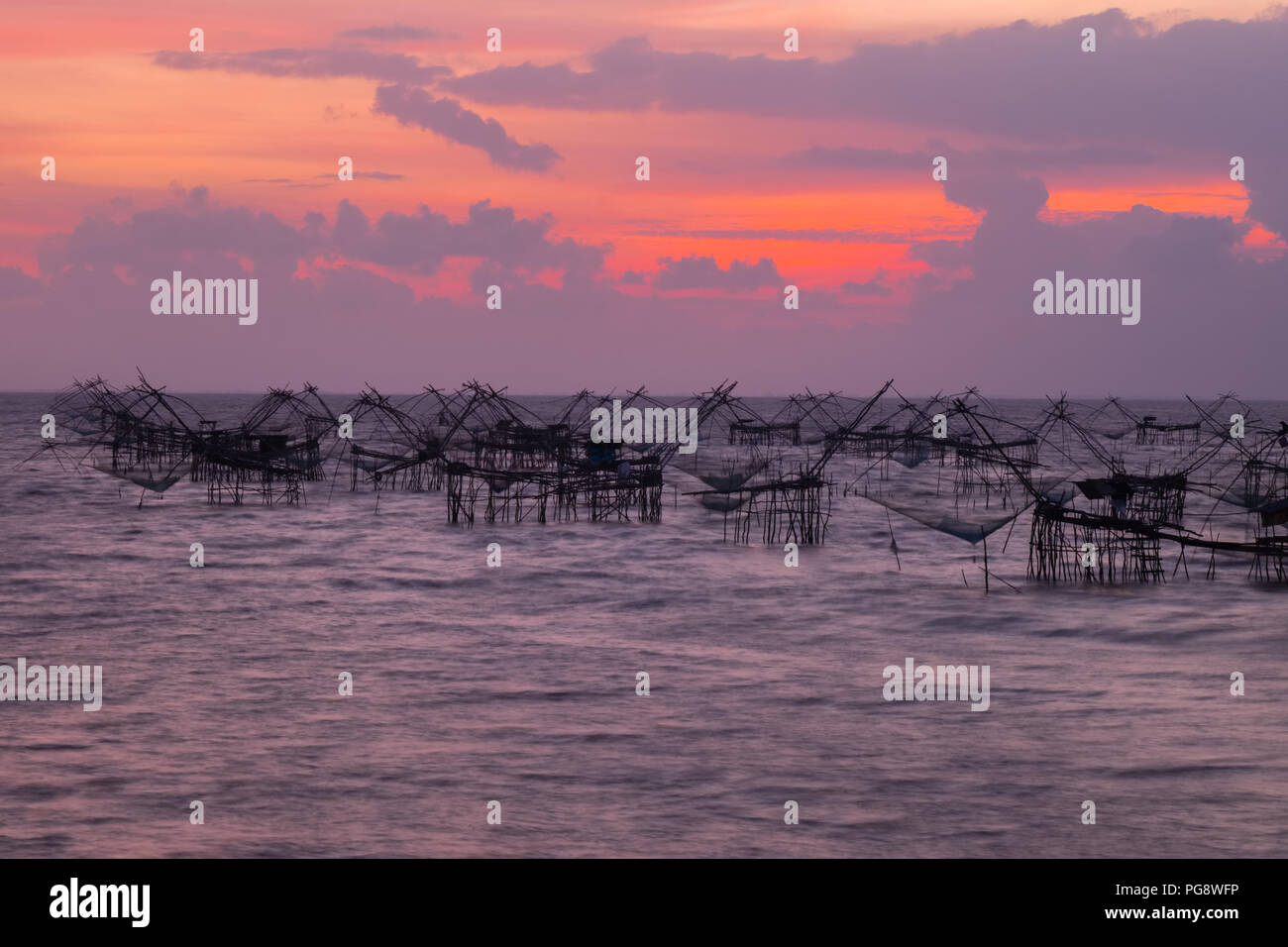 Paysage du village de pêcheurs en Thaïlande avec un certain nombre d'outils de pêche appelée 'Yok Yor', le fait que les outils traditionnels de pêche forme bamb Banque D'Images