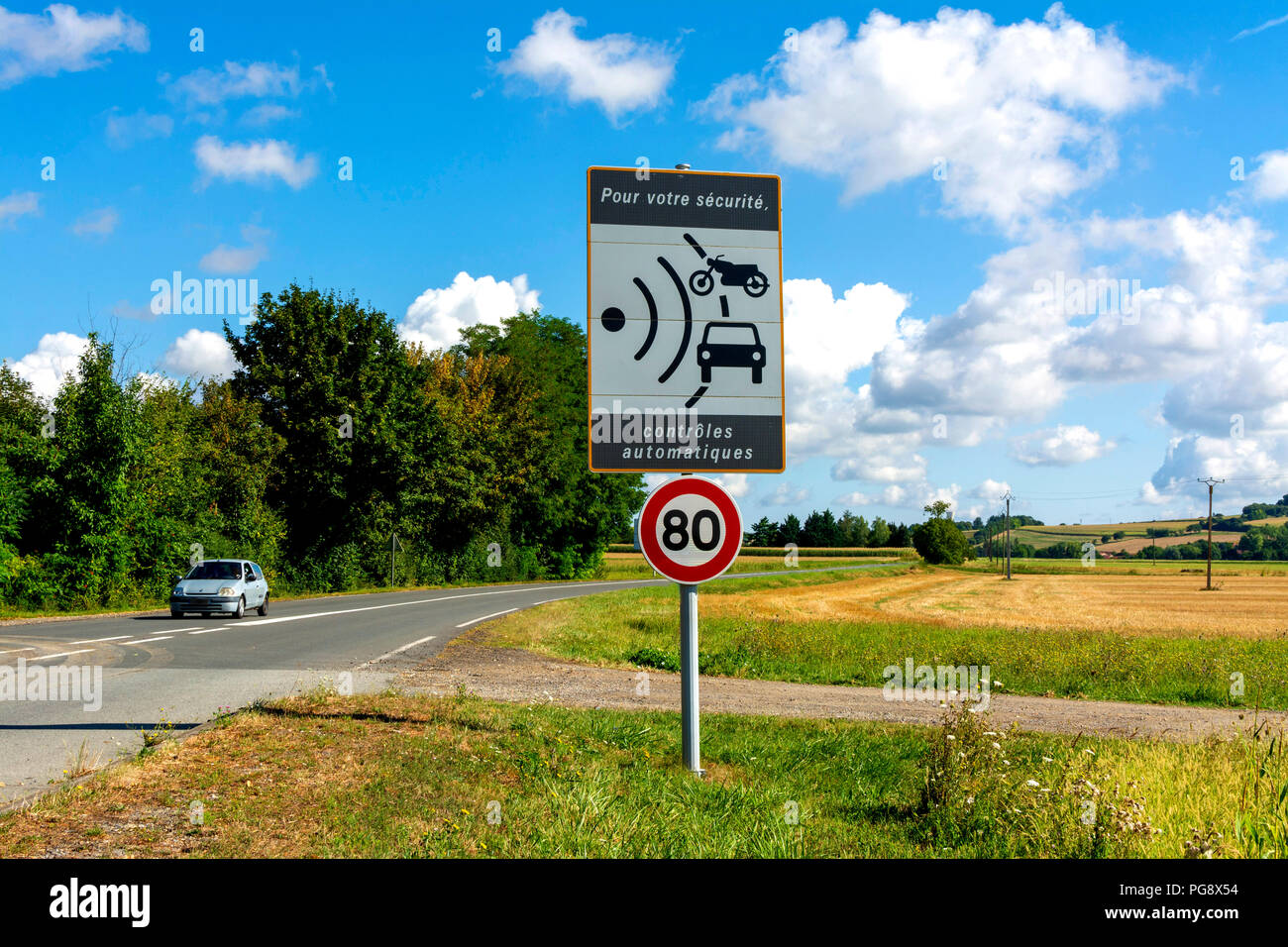 Signe de la limite de vitesse réduite à 80 km/h et vérifier la vitesse radar, France Banque D'Images