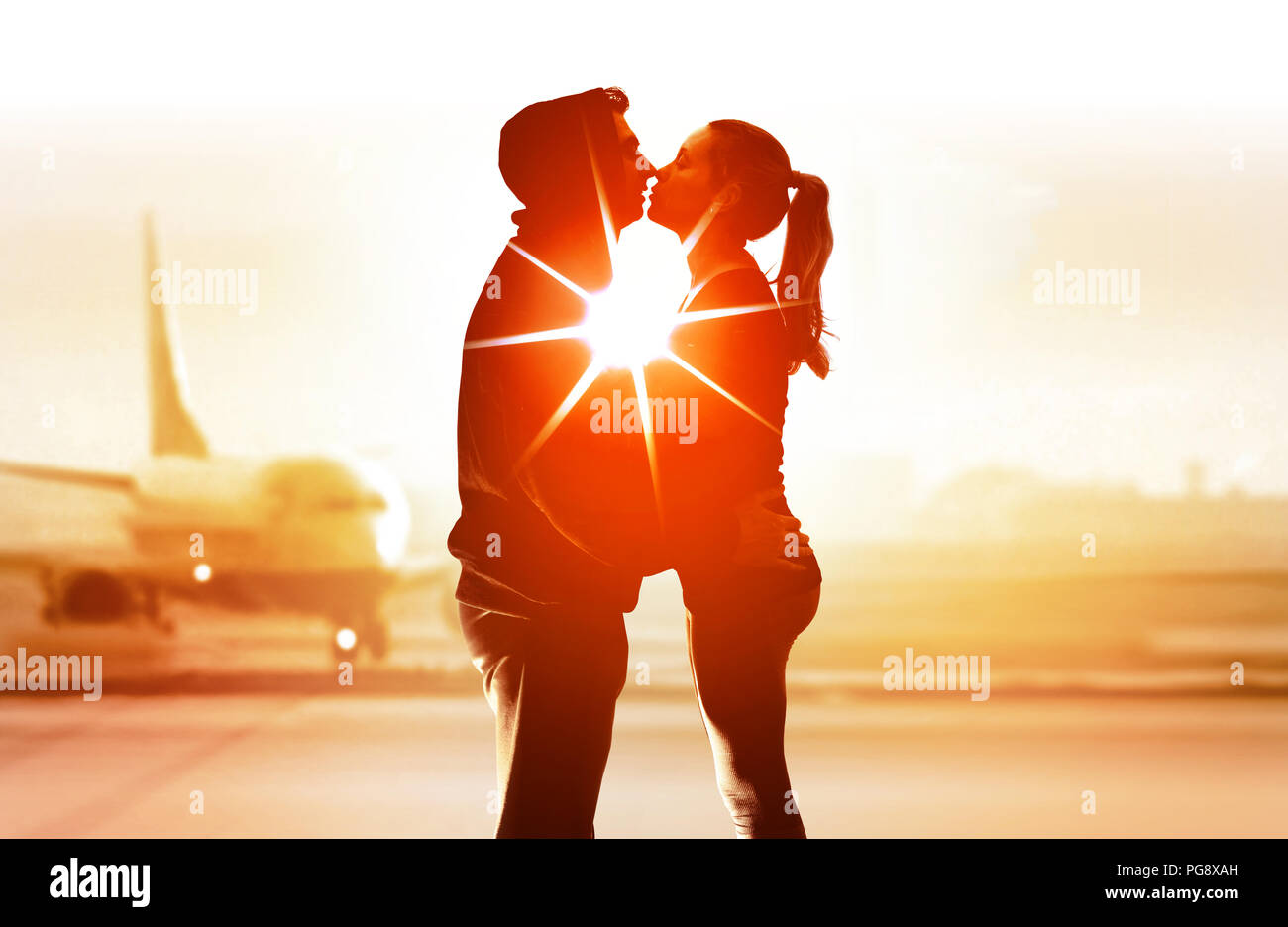 Couple de jeunes amoureux à aéroport embrasser et baiser les uns les autres Banque D'Images