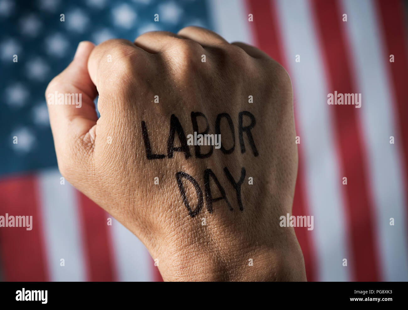 Gros plan de l'peu différent d'un jeune homme avec le texte manuscrit de la fête du travail, et le drapeau de l'United States Banque D'Images