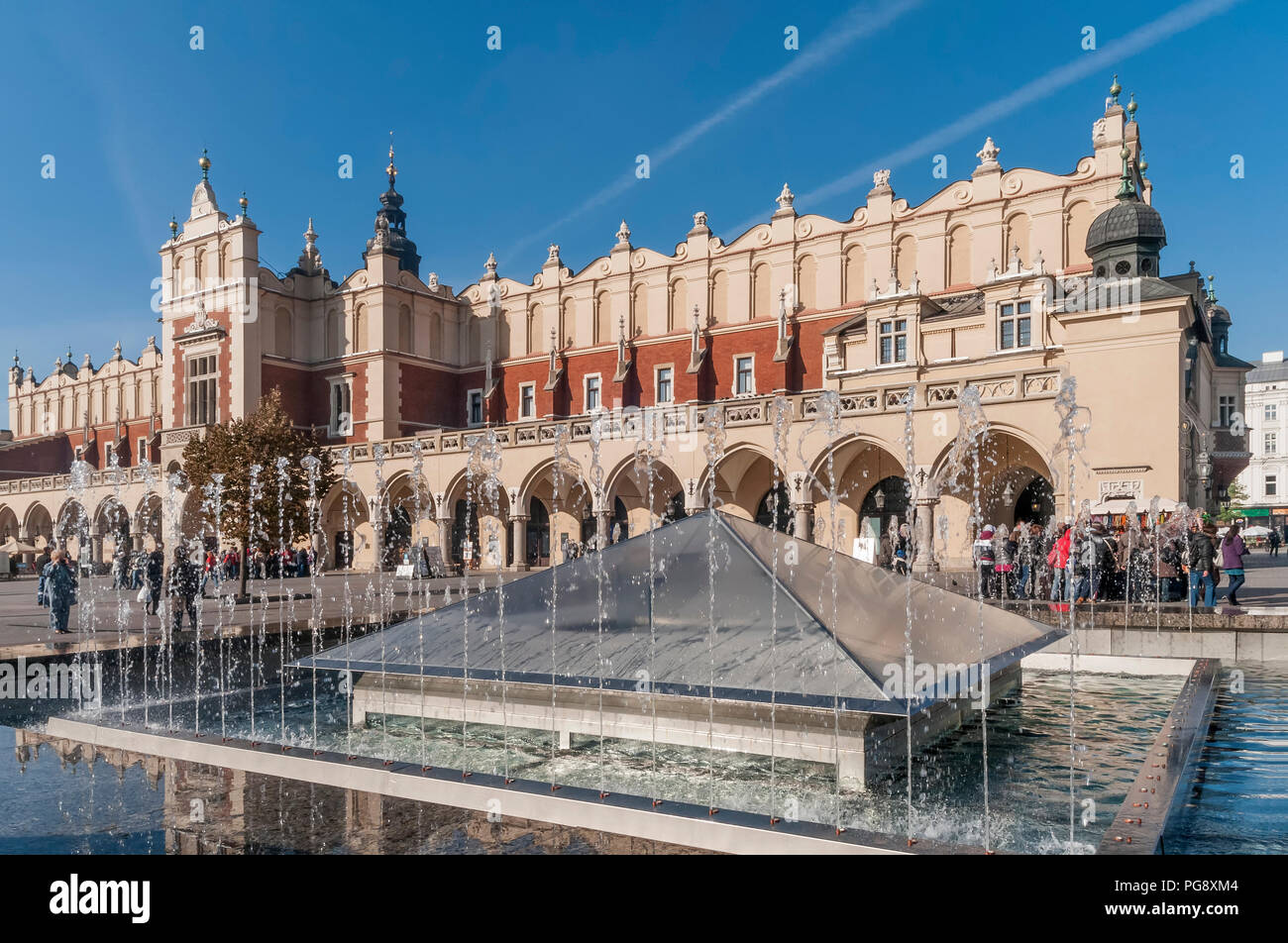 La fontaine située près de la magnifique Halle aux draps dans le centre historique de Cracovie, Pologne Banque D'Images
