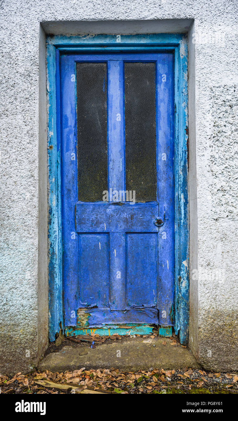 Vieille porte en bois avant pourri avec de la peinture bleue. Banque D'Images