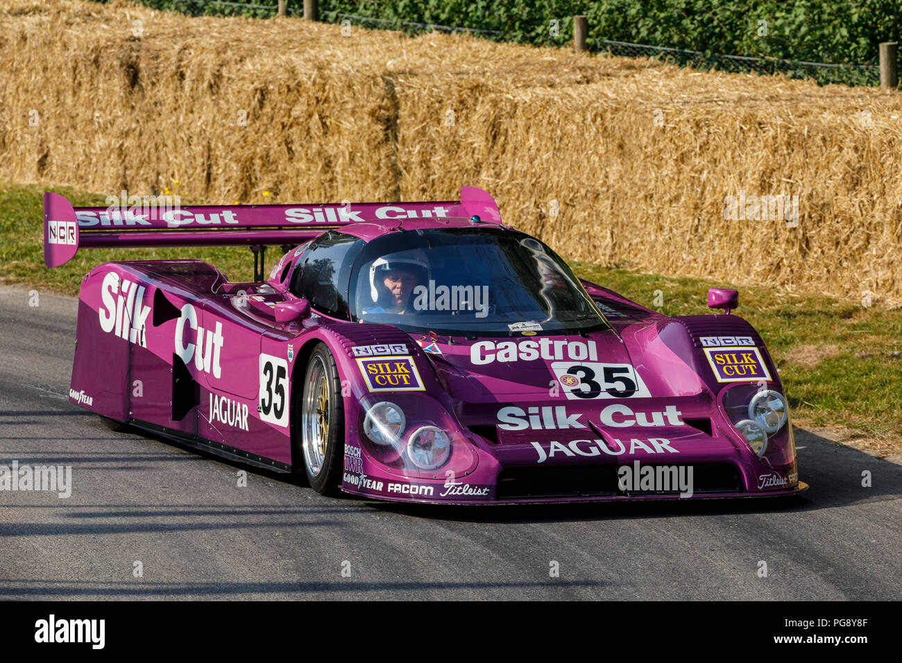 1988 Silk Cut Jaguar XJR-9 LM Le Mans Endurance racer avec chauffeur Gary Pearson au Goodwood Festival of Speed 2018, Sussex, UK. Banque D'Images