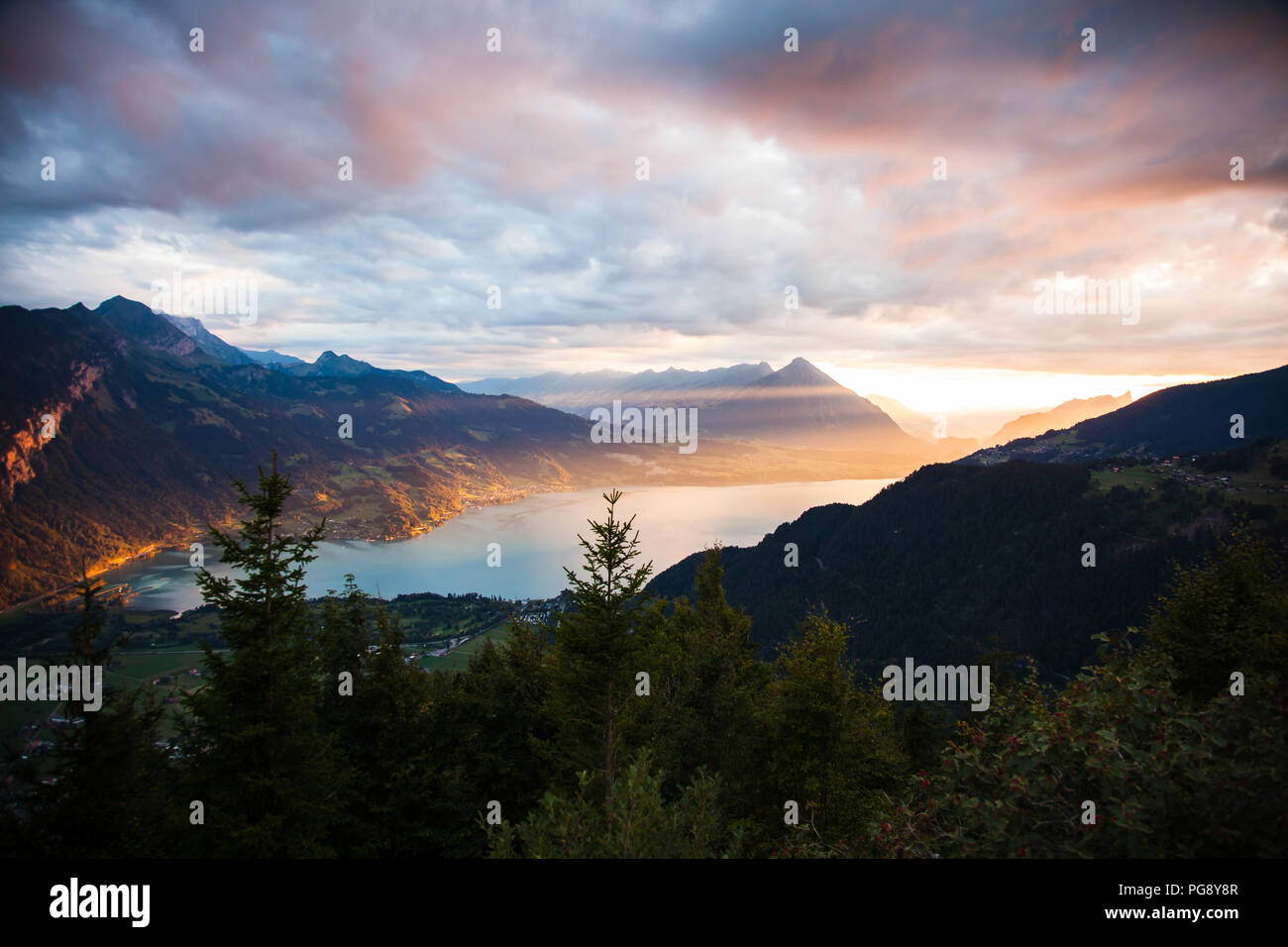 Vue du coucher de soleil du lac de Thoune à Interlaken à partir de la plus difficile en Suisse point d'observation de Kulm Banque D'Images